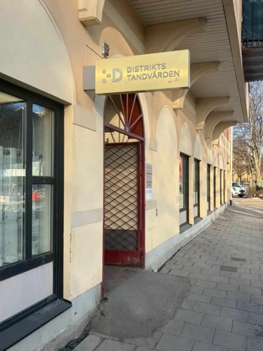 Här ser du ingången till Hamnesplanaden 6, dörren hittar du inne i valvet