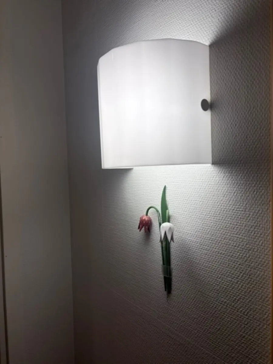 När du kommer in så möts du av två Kungsängsliljor och vårt väntrum. Välkommen att sitta ner där